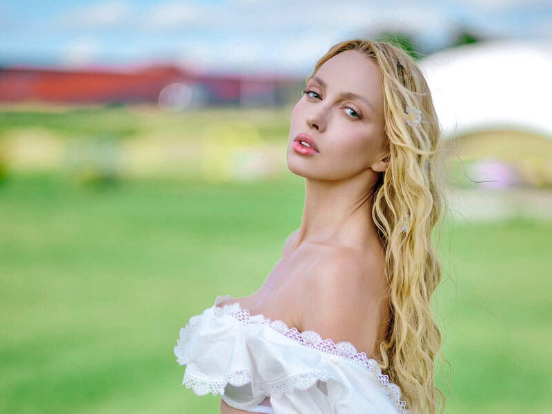 "Поки немає де жити в Києві". Полякова показала, як за 100 км добиралася з дочкою до школи човном