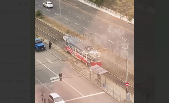 У Києві під час руху загорівся трамвай: що відомо