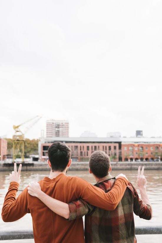 Двоє чоловіків зустрілися на сімейному реалітішоу, кинули своїх дружин і тепер живуть разом (фото)