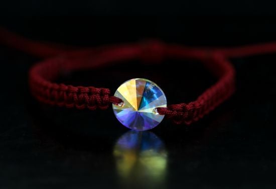 Червона нитка на руці: чому її не можна носити