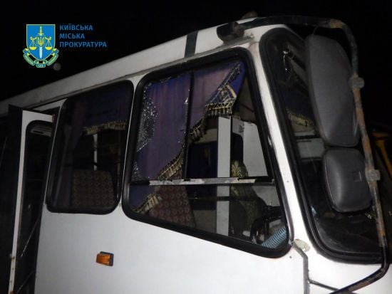 У Києві чоловік кинув пляшку у вікно маршрутки і травмував 12-річного хлопчика: з'явилися фото