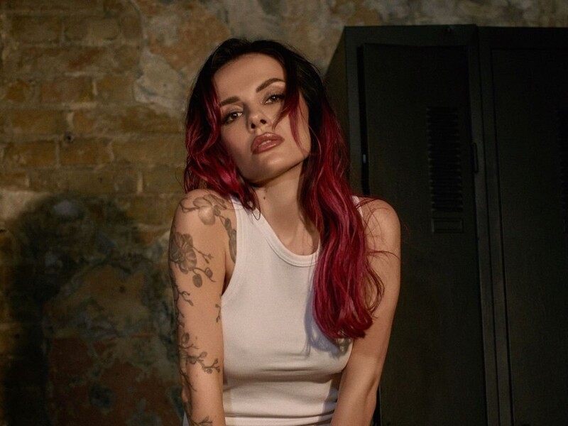 MamaRika пояснила, чому після пластики грудей не носить декольте MamaRika пояснила, чому після пластики грудей не носить декольте