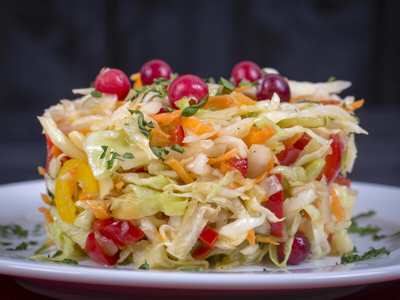 "Цей салат яскравого кольору – щоб на душі було сонячно". Смачна маринована капуста з перцем