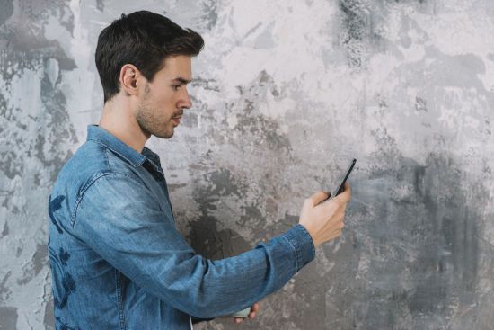 Чоловік прагне розлучення через знайдені фото у телефоні дружини: що вона знімала