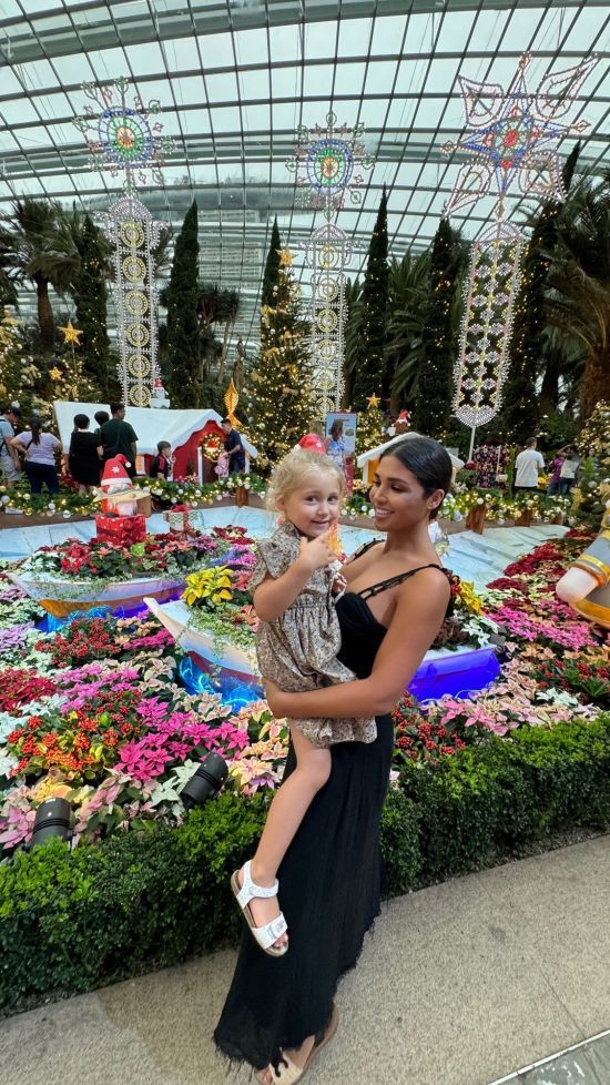 Санта Дімопулос показала підрослу донечку-красуню та чим її здивувала з нагоди особливого свята