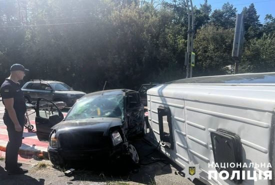В Києві зіткнулися автомобіль та маршрутка з пасажирами: є жертви (фото)
