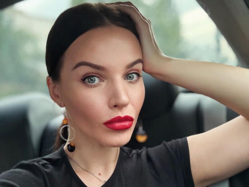 "Це величезне навантаження, коли ти маєш 10-й розмір". Доротюк зізналася, що зменшила груди. Фото до й після