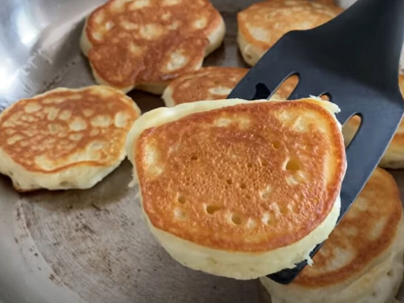 Додайте це до борошна – й оладки вийдуть дуже пишними й високими. Рецепт без кришки, який здивує