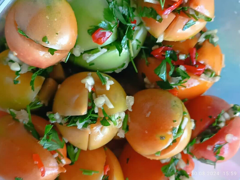 "Найскладніше – дочекатися, поки заквасяться". Гострі квашені помідори "Тещин язик" без оцту "Найскладніше – дочекатися, поки заквасяться". Гострі квашені помідори "Тещин язик" без оцту