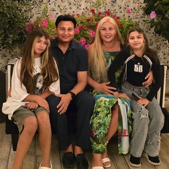 Камалія відправила доньок з ексчоловіком за кордон і показала, як у сльозах прощалася з ними