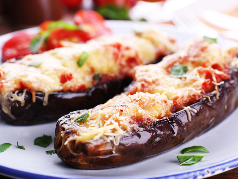 Баклажанові човники змастіть соусом болоньєзе, посипте сиром – і вийде смачна страва, як в Італії
