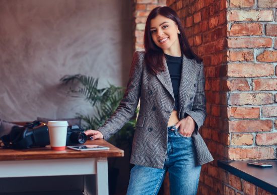 Які джинси на піку популярності восени 2024: моделі, які ніколи не вийдуть із моди