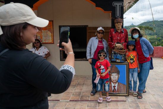 Ексгумують тіла та роблять селфі: що відомо про моторошну традицію Дня мертвих (фото 18+)