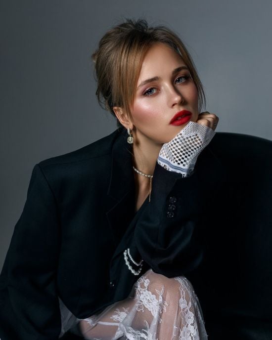 Вагітна Анна Кошмал показалася з чоловіком і похизувалася коштовним подарунком від нього