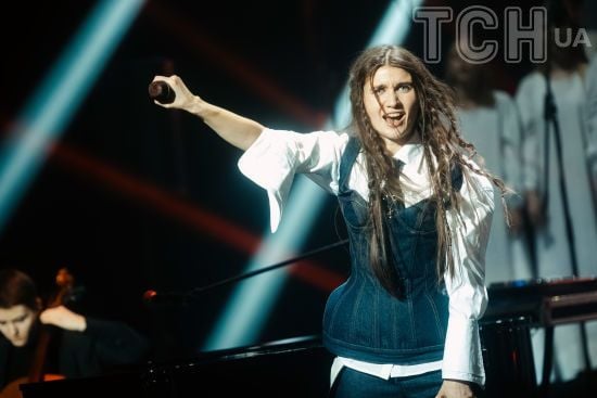 Jerry Heil заспівала у центрі Києва біля трансформатора, який знищили росіяни на одній з ТЕС ДТЕК