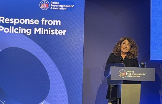 У британської міністерки вкрали сумочку, поки вона говорила про спалах крадіжок