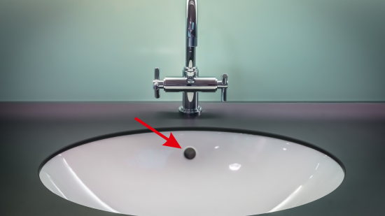 Такий отвір є в кожній раковині, але одиниці знають, навіщо він: розповідаємо, що з ним робити