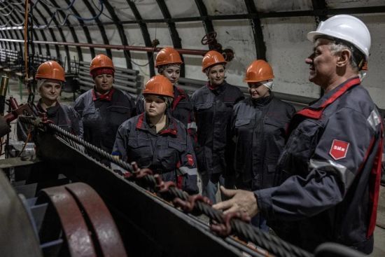 Україна потерпає від дефіциту робочої сили: на роботу наймають жінок та підлітків - Reuters