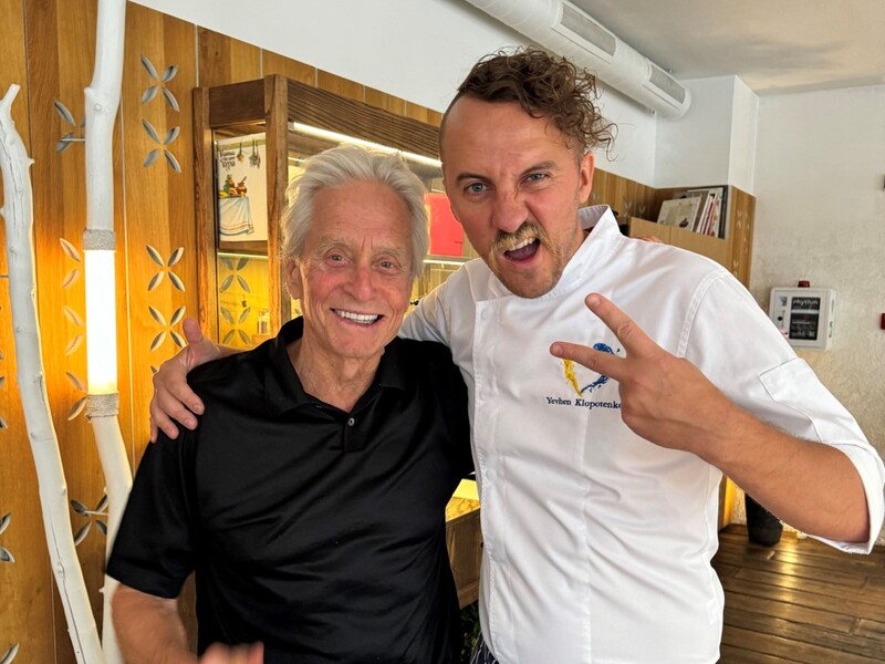 "Тепер його основний інстинкт – навернути борщу із салом". Дуглас пообідав у ресторані Клопотенка