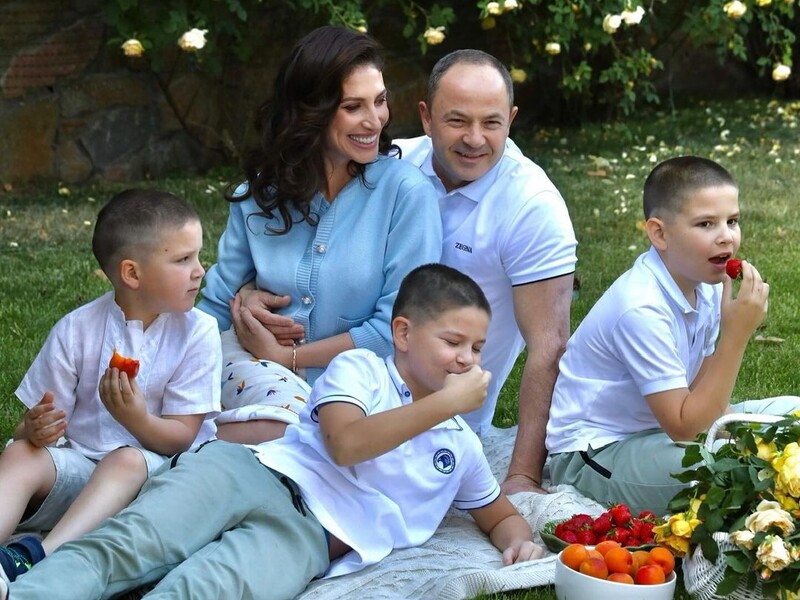 "Люблю фоткати своїх пупсиків". Дружина Тігіпка показала трьох їхніх синів