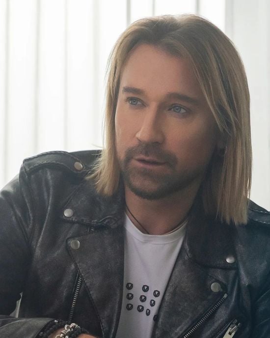 Олега Винника заскочили у центрі Німеччини: представниця зірки розкрила, чим він там займається