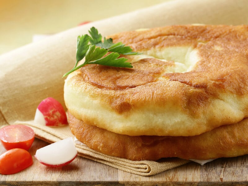 "Пухкі, пористі й дуже смачні!" Приготуйте коржики за бабусиним рецептом