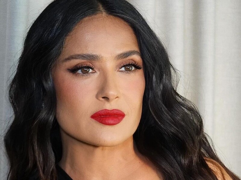 Гаєк показала, із чим наділа об'ємне кольє Гаєк показала, із чим наділа об'ємне кольє