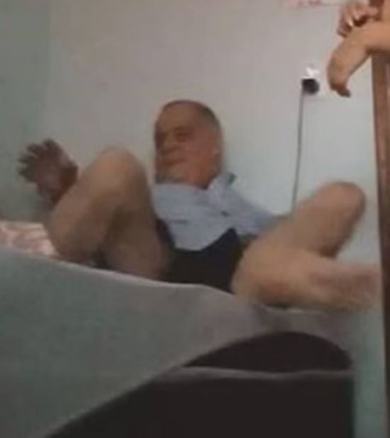 У Мережу злили відео, як 63-річний мер міста займається сексом із двома жінками