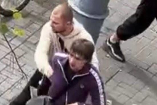 В Івано-Франківську невідомі побили військового: поліція відреагувала (відео)