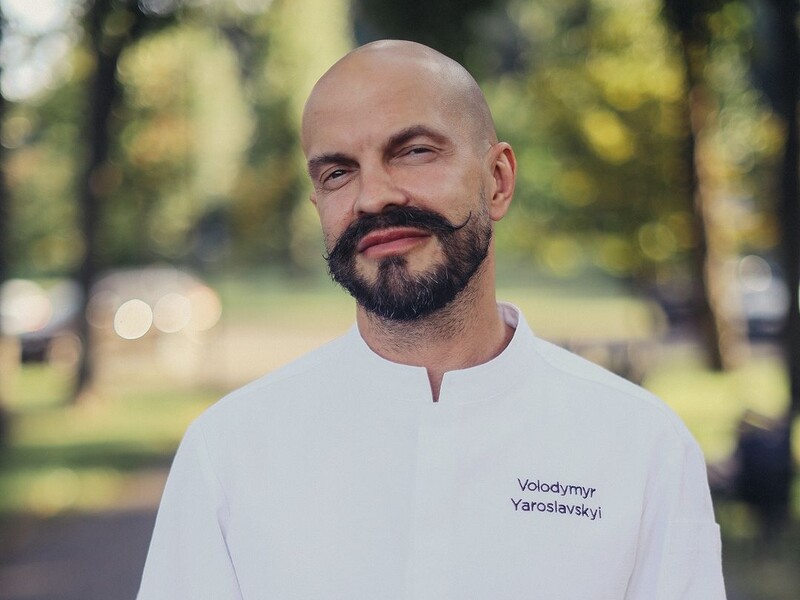 "Люблю". Ресторатор Ярославський поцілував у губи відому українку "Люблю". Ресторатор Ярославський поцілував у губи відому українку