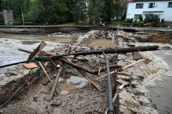 Велика вода у Польщі: що роблять мародери - шокувальні подробиці