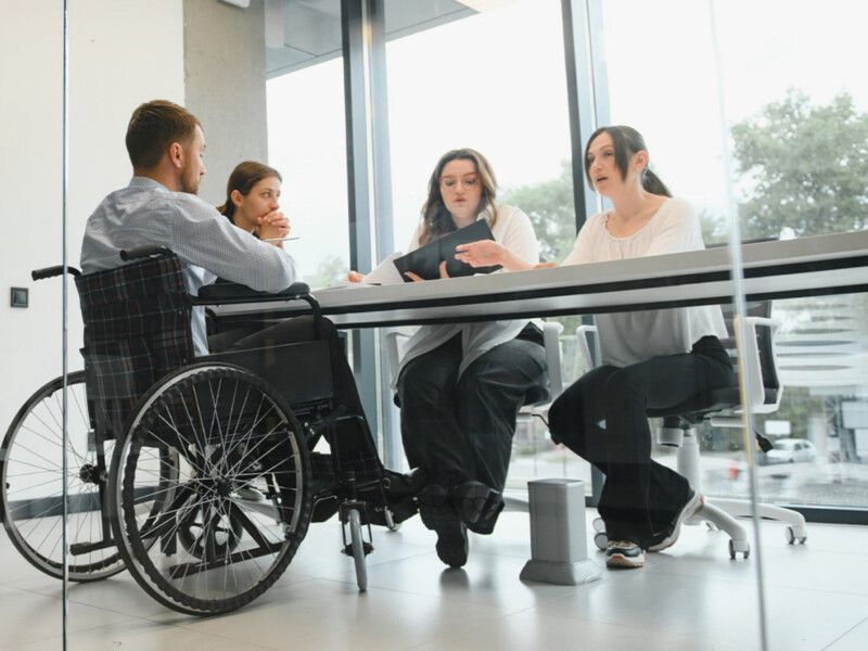 "Фраза: "Усе буде добре" дратує. Фонд Ріната Ахметова провів вебінар про те, як спілкуватися з постраждалими від війни. Відео