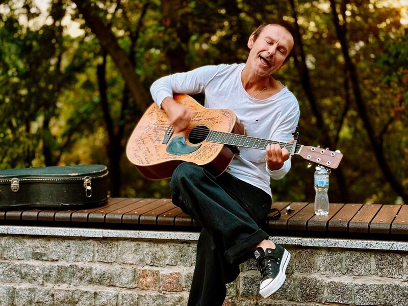 "Коли отямився, навколо було багато людей". Вакарчук спонтанно заспівав у центрі Києва свої хіти. Відео