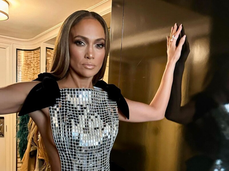 Лопес викликала фурор у сукні з розрізами з боків, продемонструвавши свої "сенсаційні вигини". Фото