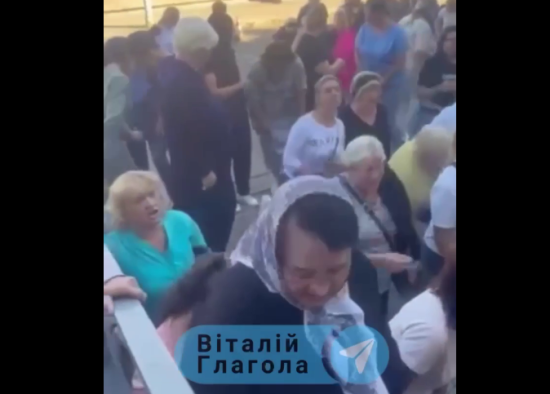 На Закарпатті прихожани УПЦ МП влаштували бунт під ТЦК: вимагали випустити їхніх попів