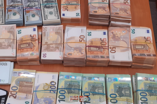 Українка спробувала ввезти до Польщі сотні тисяч євро і доларів готівкою (фото)