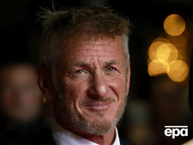 64-річний Пенн закрутив роман із 20-річною актрисою з Молдови. ЗМІ опублікували фото "пристрасних поцілунків"