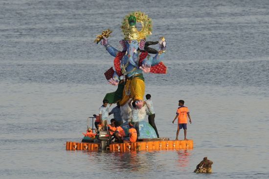 В Індії релігійне свято обернулося трагедією: потонуло понад 40 осіб 