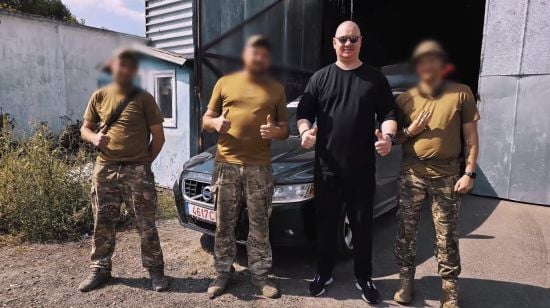 Євген Кошовий показався на Донбасі та розсекретив, яку благодійну допомогу привіз військовим