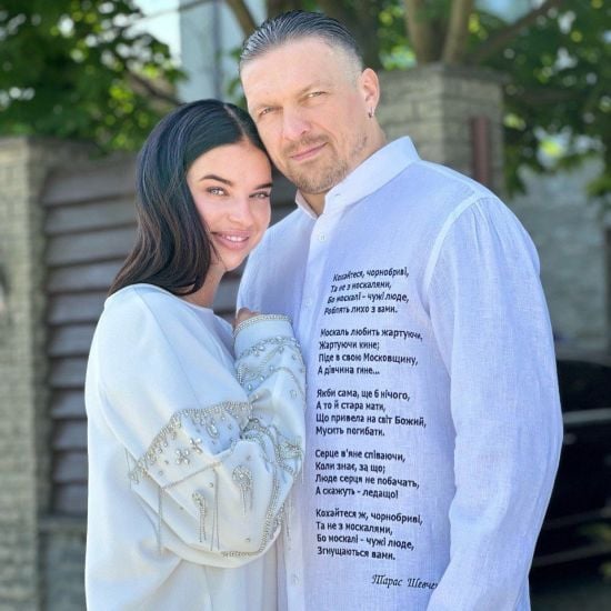 Олександр Усик ніжно привітав дружину з 15-ю річницею шлюбу і показав їхні рідкісні спільні фото