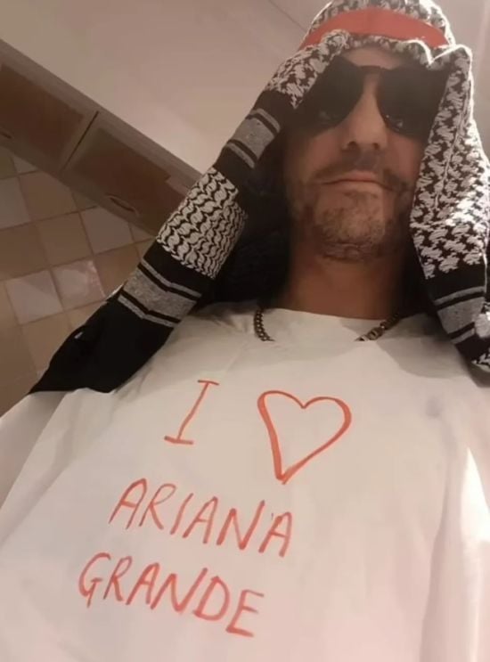 Пранкер прийшов на стадіон у костюмі терориста: який він мав вигляд та яке світить покарання (фото)