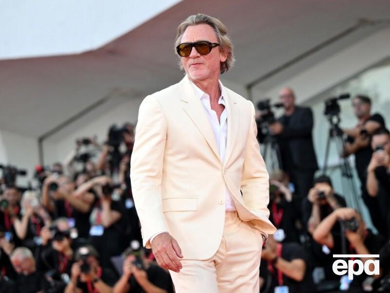 Став невпізнанним і мав не такий вигляд, як завжди. Крейг "здивував" довгим світлим бобом. Фото