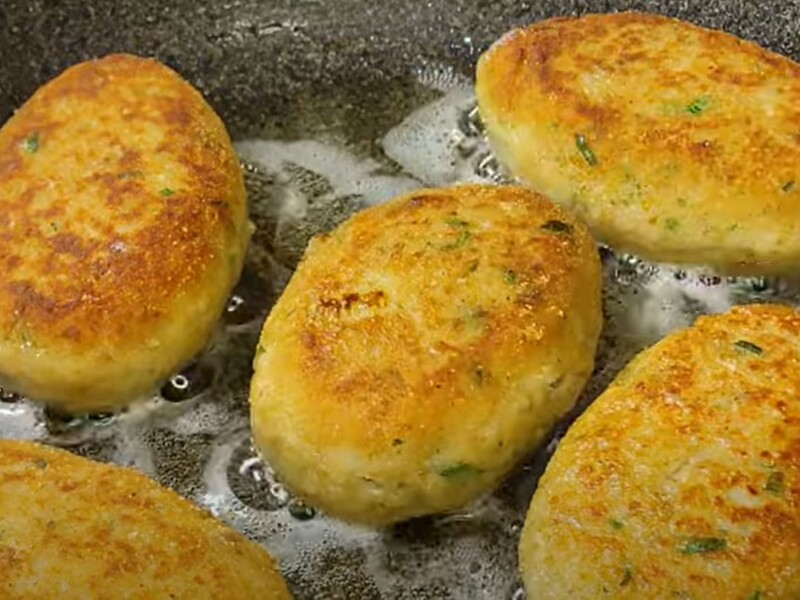 Пропустіть це через м'ясорубку – і рибні котлети вийдуть соковитими, ніжними й ситними Пропустіть це через м'ясорубку – і рибні котлети вийдуть соковитими, ніжними й ситними