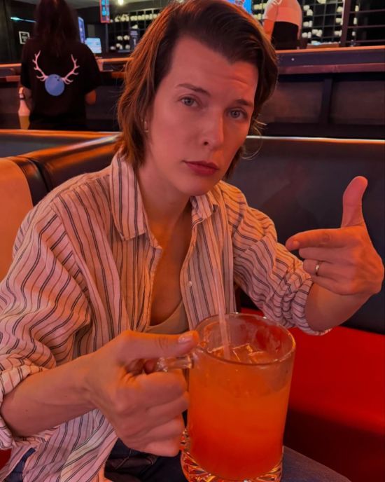 Міла Йовович показала рідкісне фото батька на рожевих підборах і насмішила, як він грається з онуками