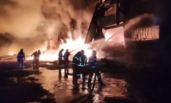 Не слід палити у неналежних місцях: у Тульській області горить завод "Пластик" (відео)