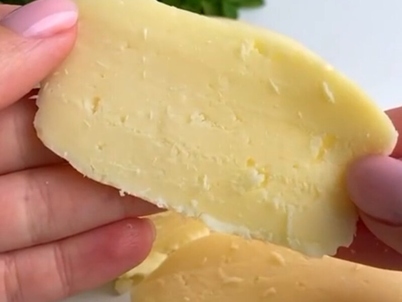 Додайте це в каструлю – і домашній "голандський" сир за 15 хвилин вийде тягучим і дуже смачним