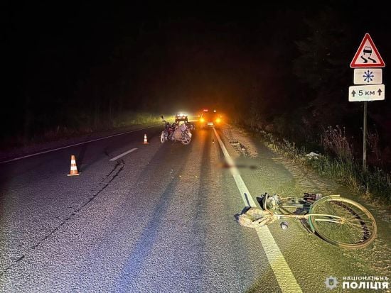 На Рівненщині мотоцикліст переїхав на смерть велосипедиста, який лежав на дорозі