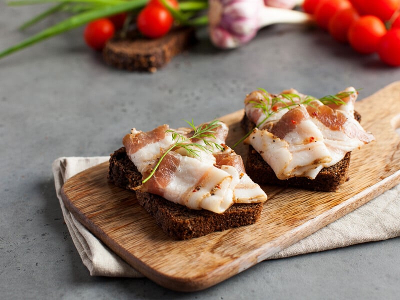 "Це так смачно, це так по-домашньому". Запечене сало за цим рецептом захочеться приготувати знову