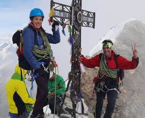 Пару альпіністів знайшли мертвими в обіймах одне одного після останнього дзвінка до рятувальників