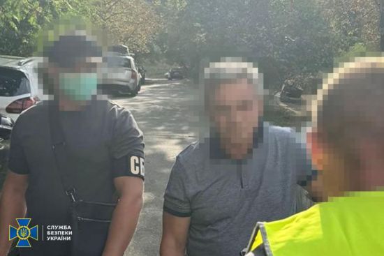 Вимагали хабарі за нарахування соцвиплат для бійців: затримано чиновників Міноборони